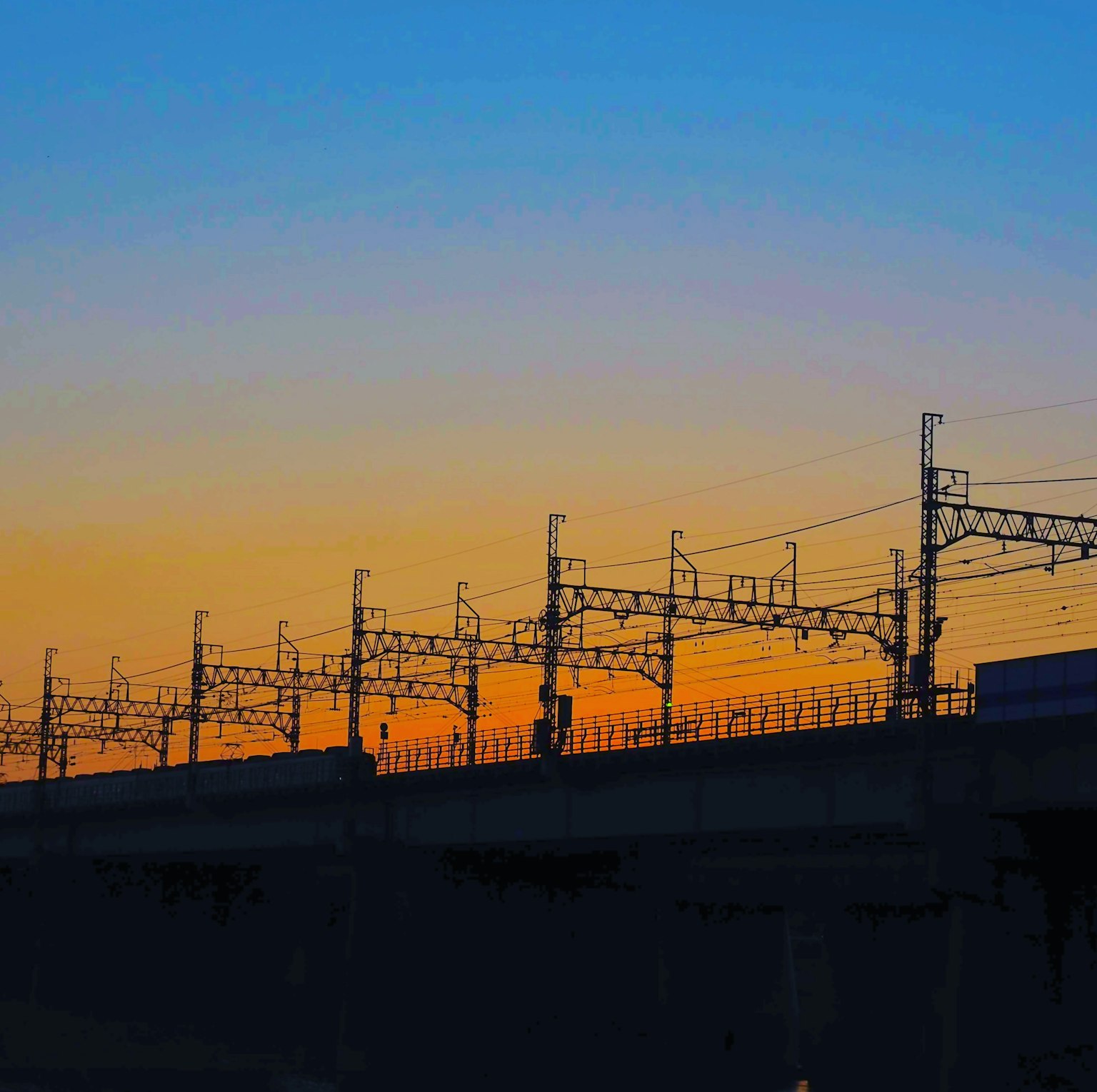 เงาของทางรถไฟกับท้องฟ้ายามพระอาทิตย์ตก