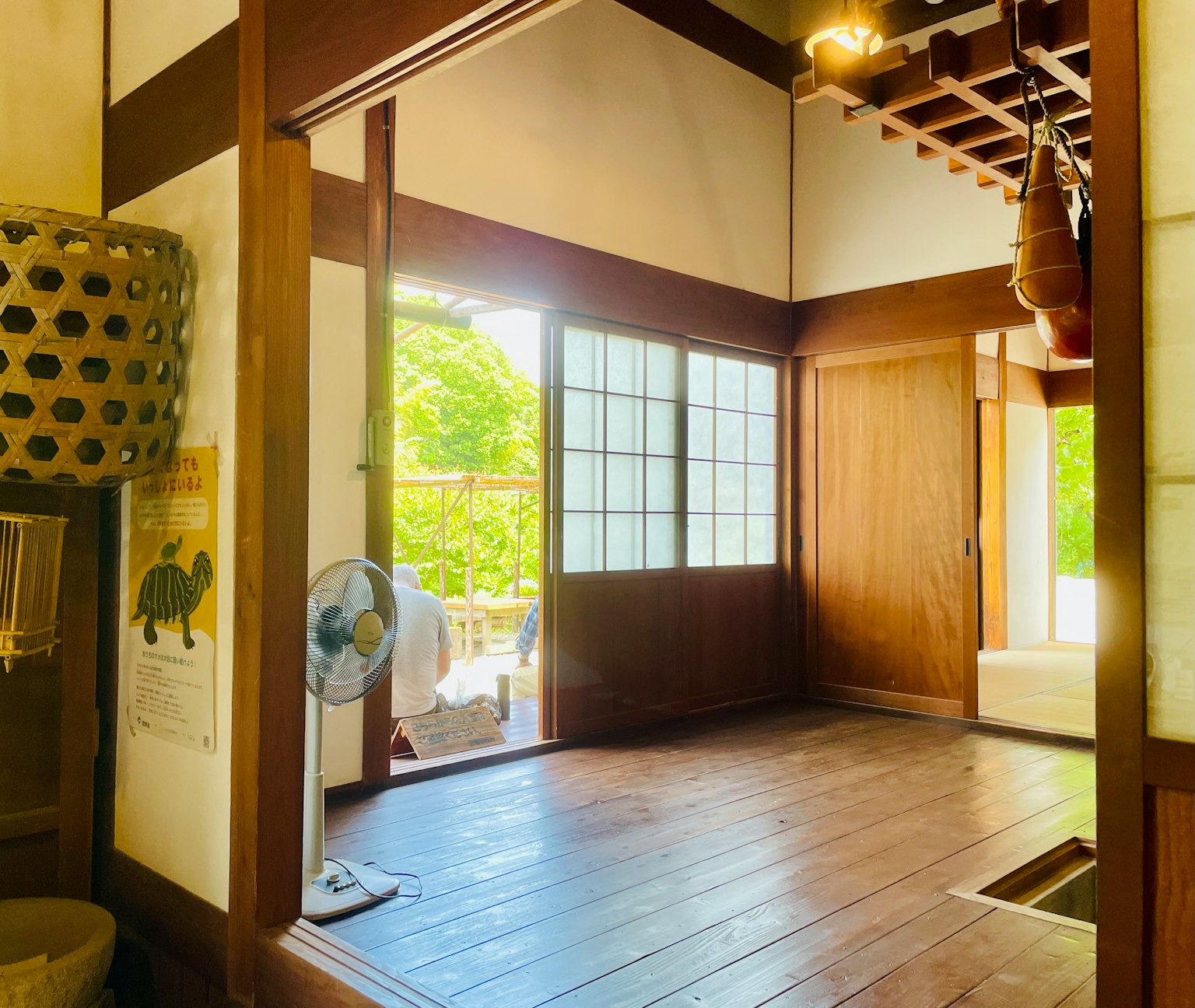 Pemandangan interior dari ruangan Jepang tradisional dengan lantai kayu dan pintu geser
