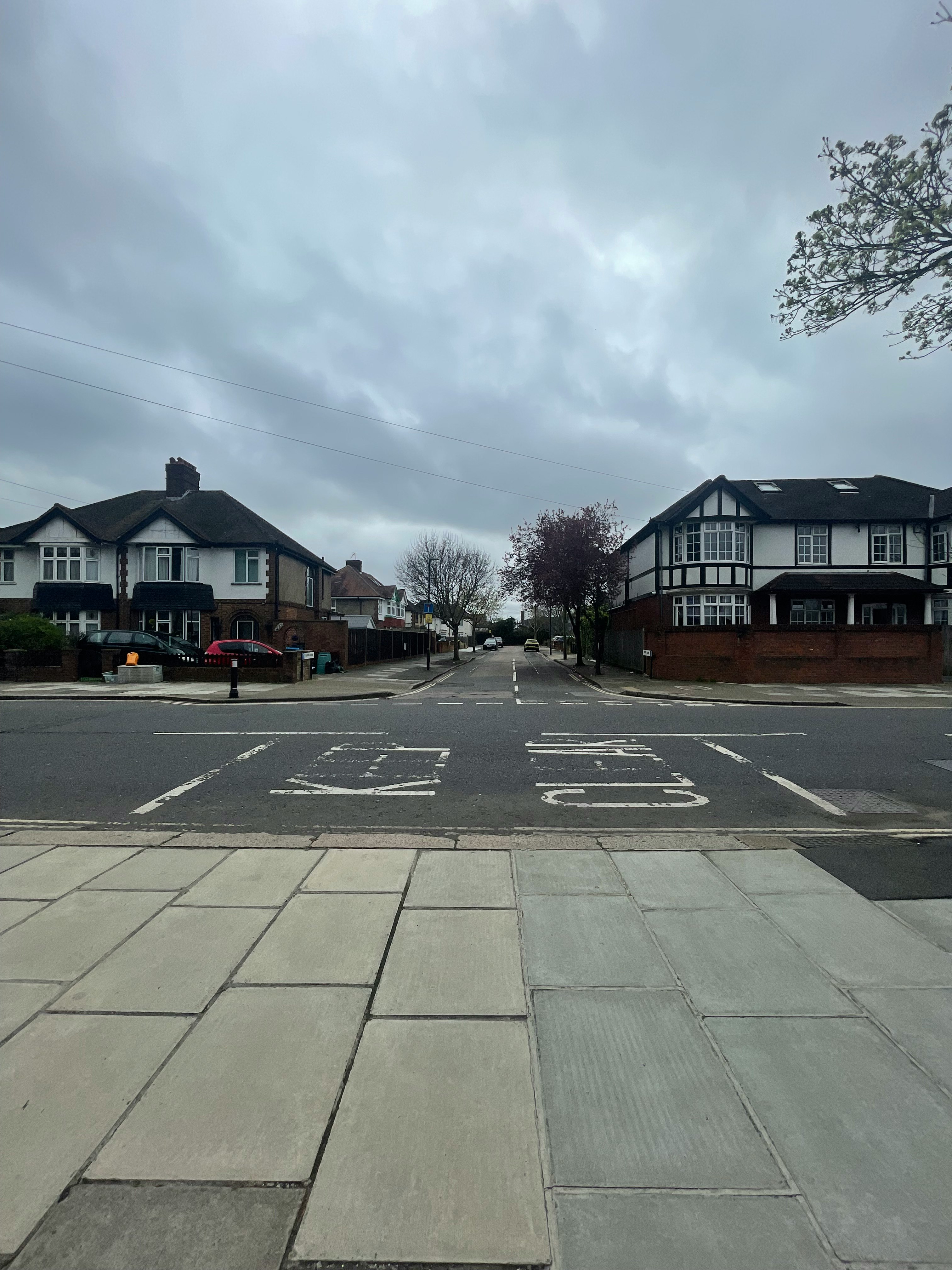 ロンドンの信号機と横断歩道のある石造りの街並み