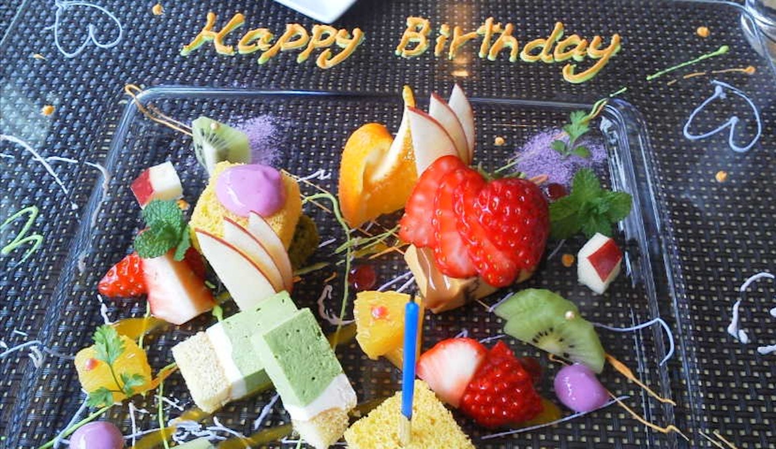 Arreglo de frutas coloridas con mensaje de cumpleaños