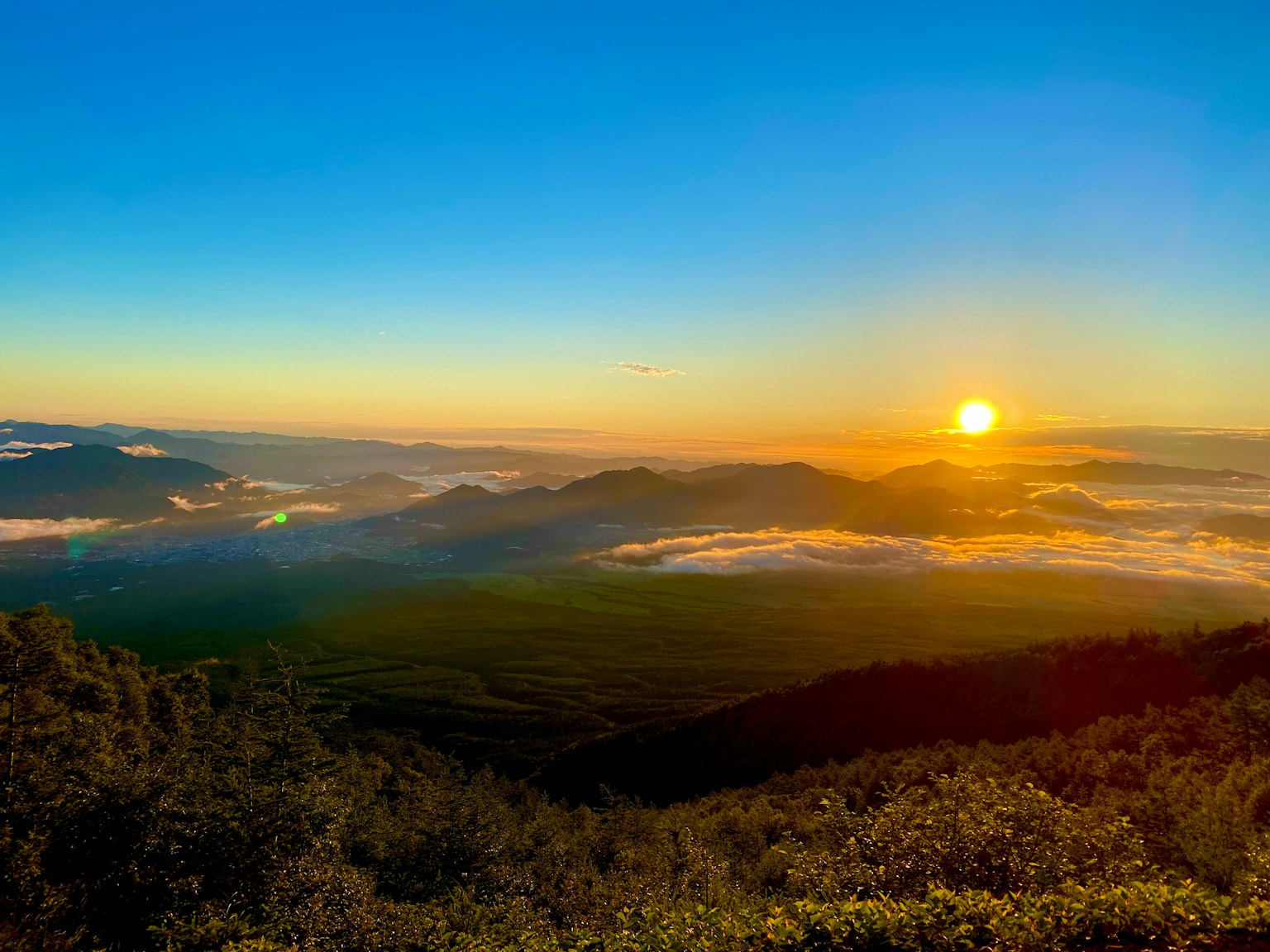 Schöner Sonnenaufgang über Bergen und Tälern mit Nebel