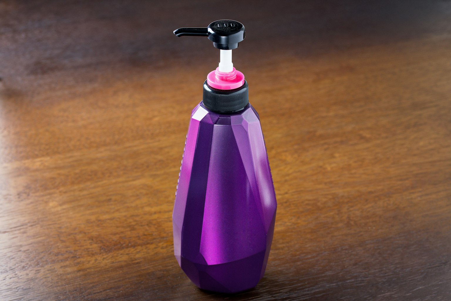 Botella morada con dispensador de bomba