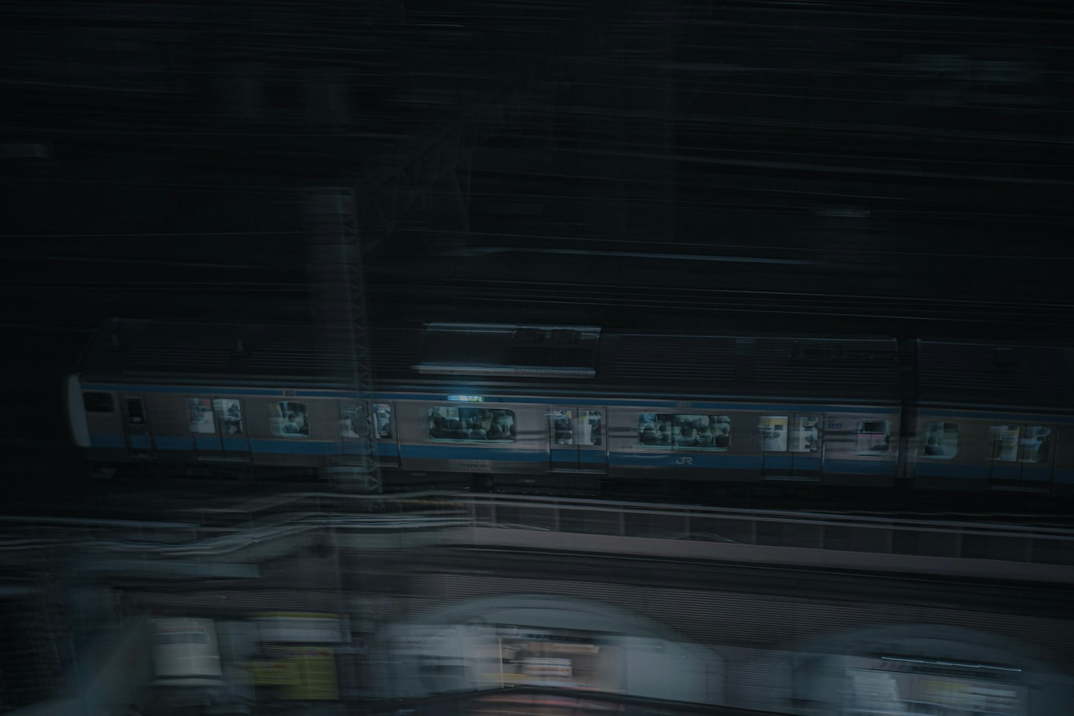 Un tren rápido pasando por un fondo oscuro