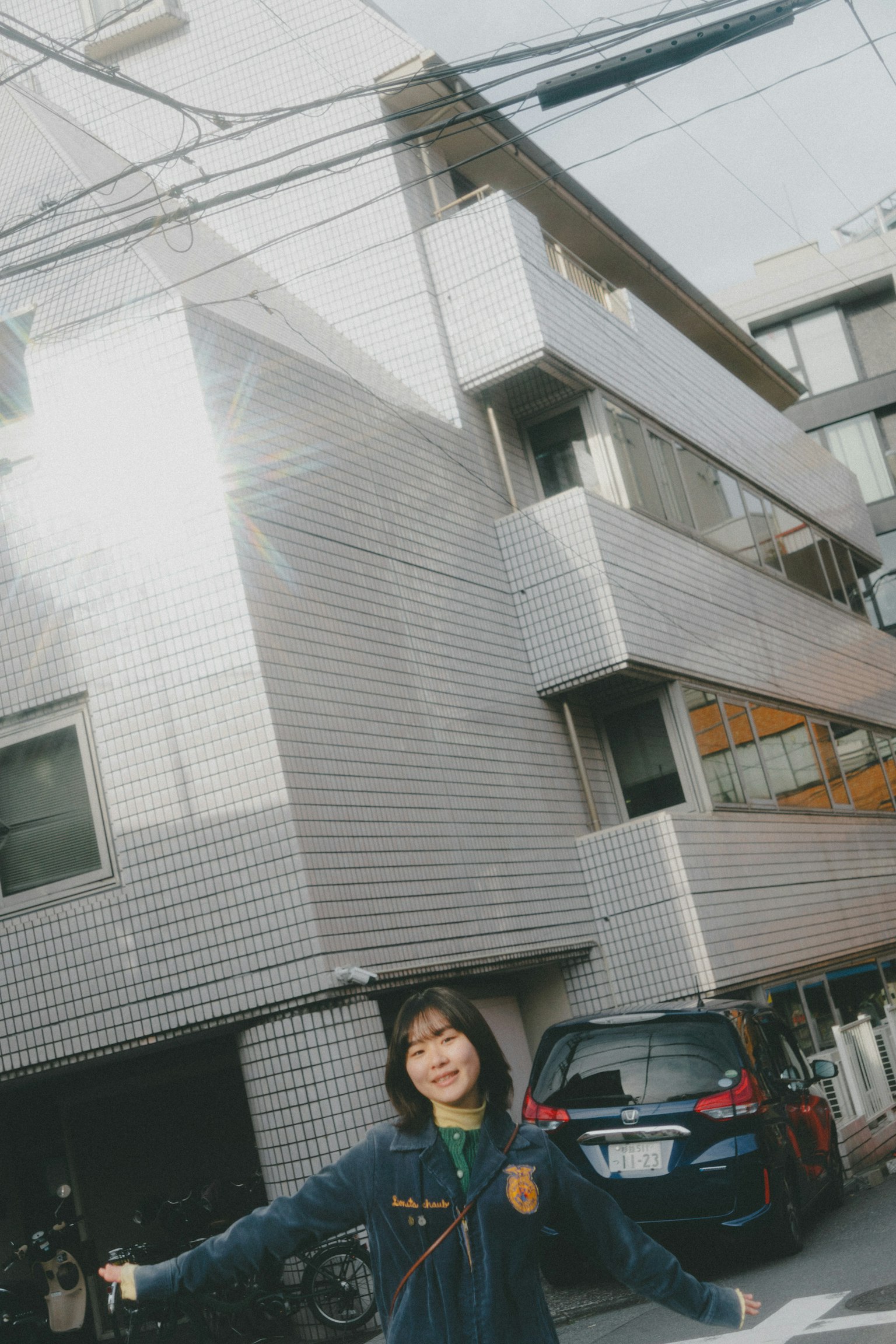 年轻女性在现代建筑前摆姿势