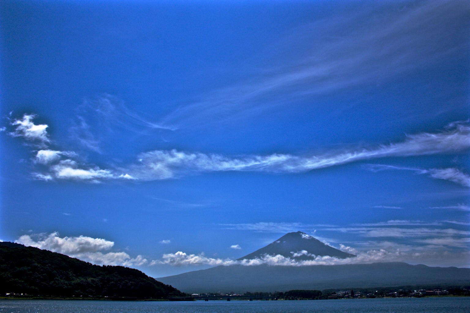Der Fuji erhebt sich gegen einen blauen Himmel mit weißen Wolken