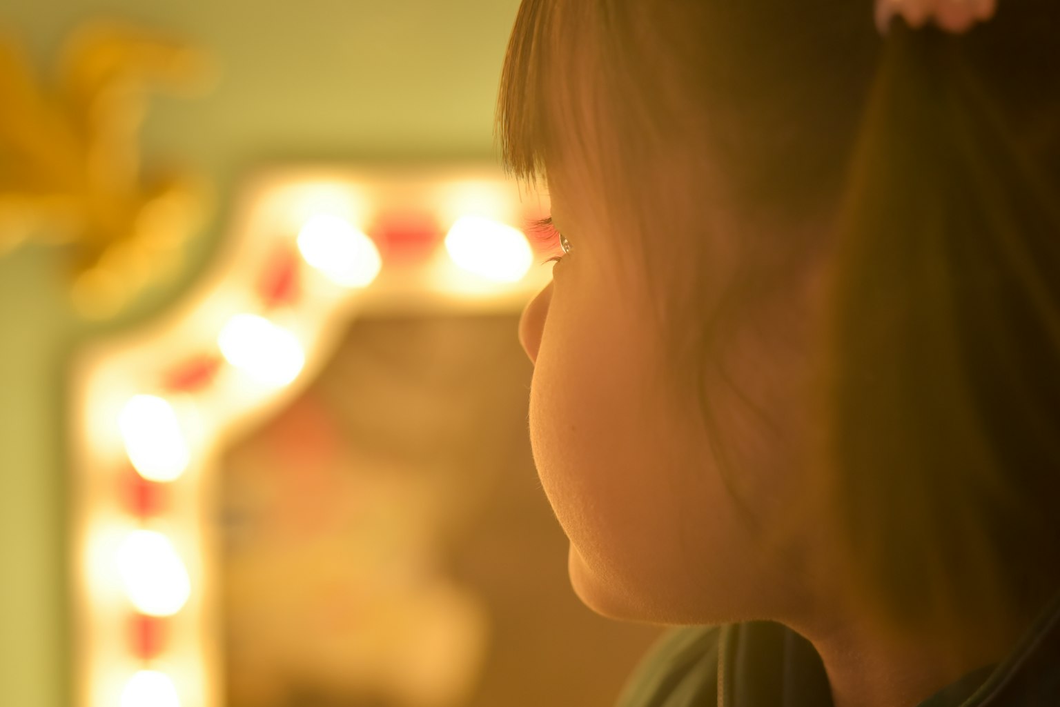 Profil d'un enfant avec des lumières d'arrière-plan douces
