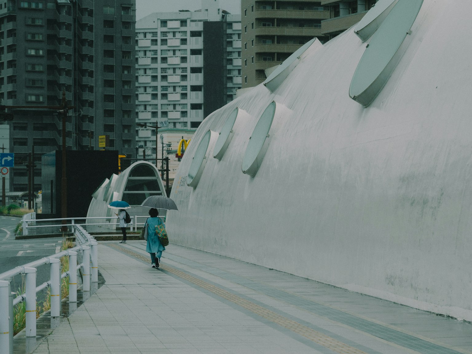城市景觀中行走的人與現代建築