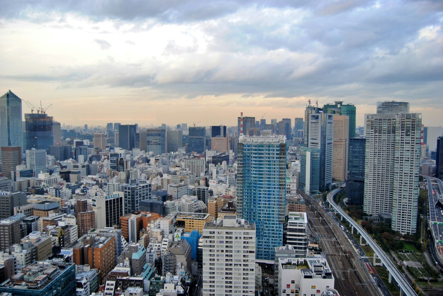 Pemandangan panorama garis langit Tokyo dengan gedung pencakar langit dan langit mendung