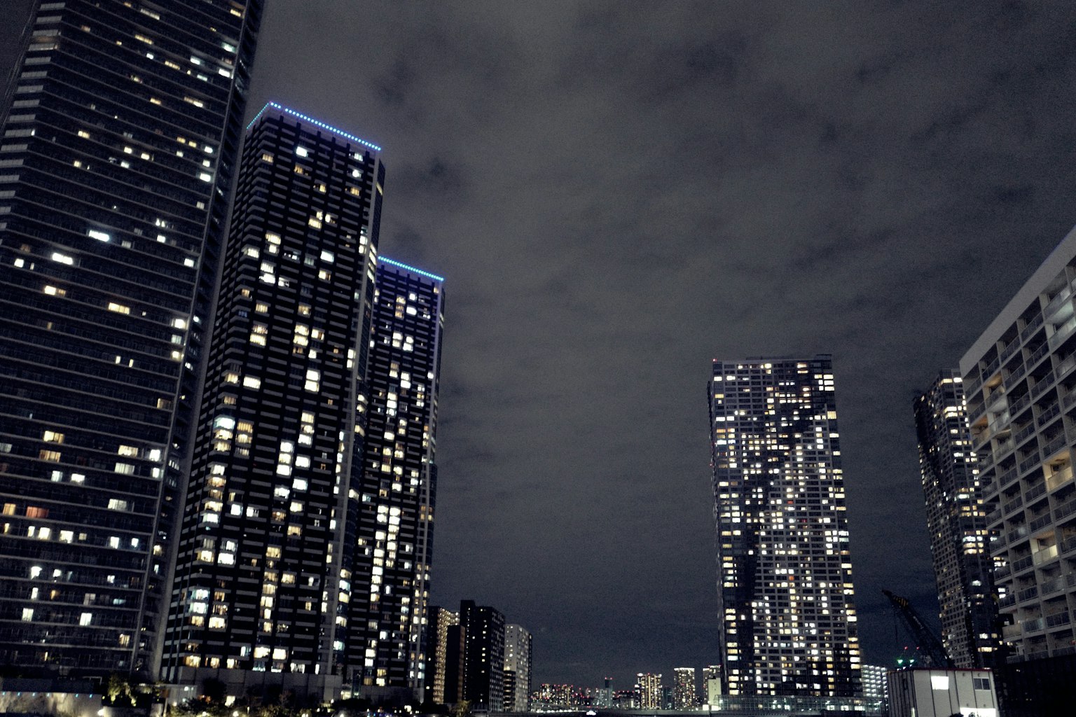 夜间城市景观与照亮的摩天大楼