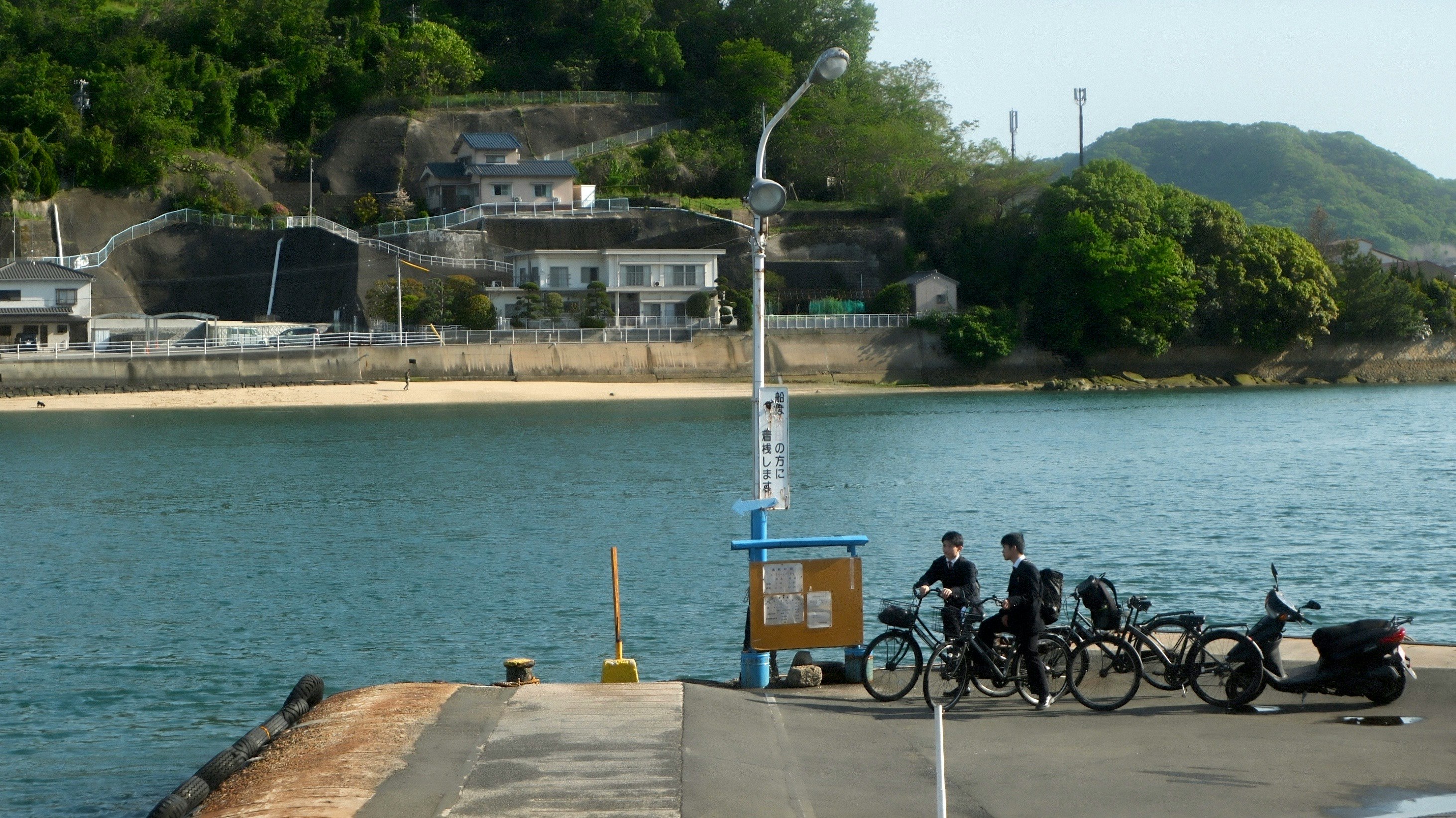 海沿いの遊歩道で自転車が並ぶ風景