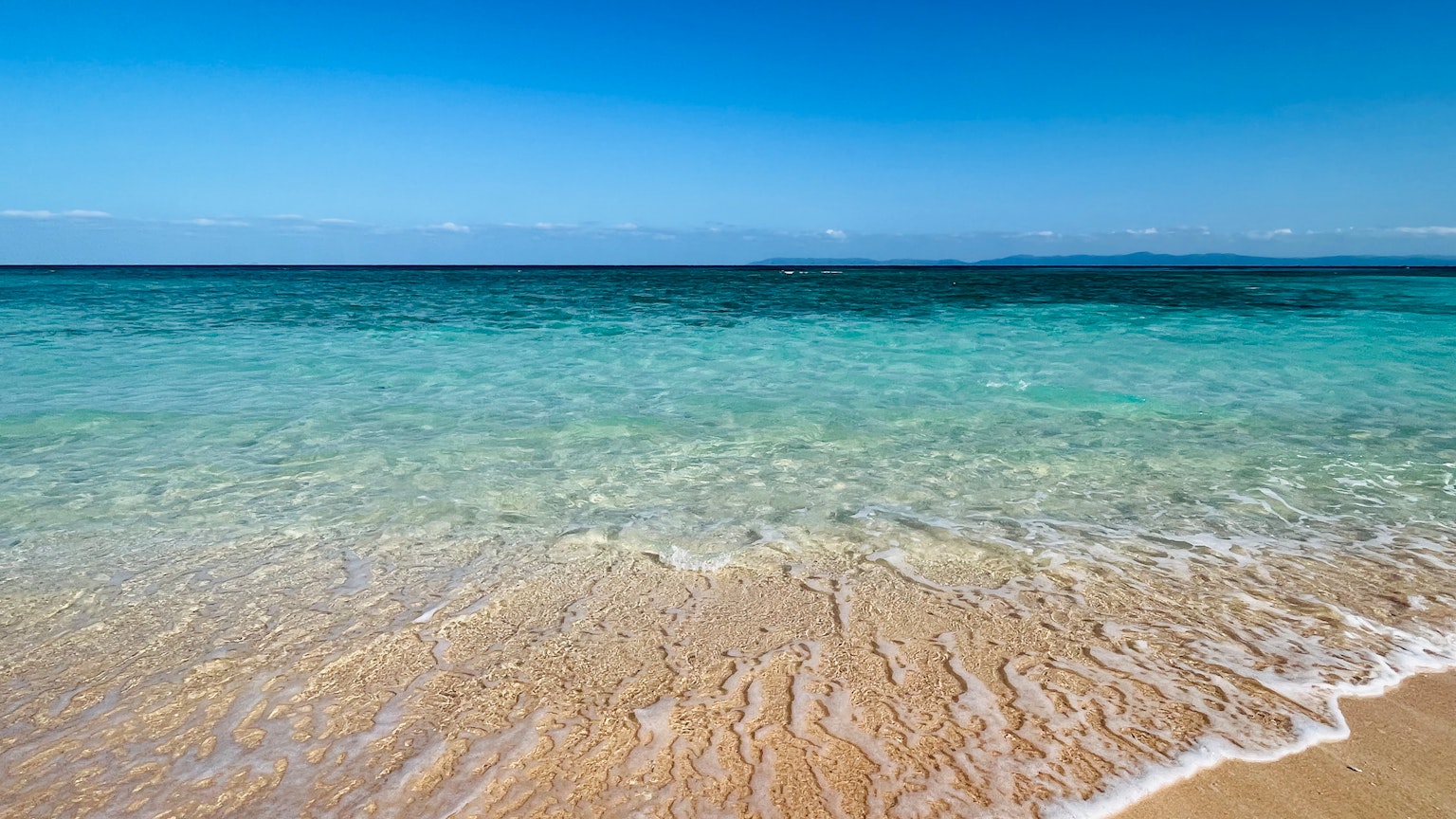 Bãi biển đẹp với bầu trời xanh và đại dương trong xanh