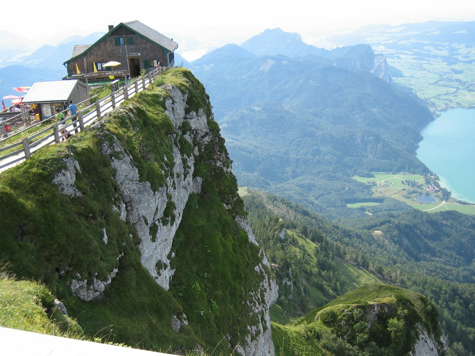 Gubuk gunung di tebing dengan pemandangan yang menakjubkan