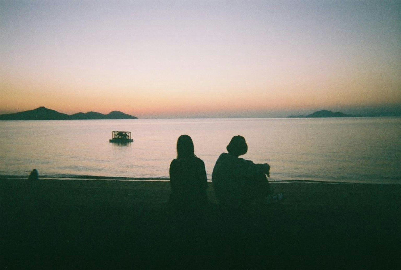 夕阳下两人俯瞰大海的轮廓