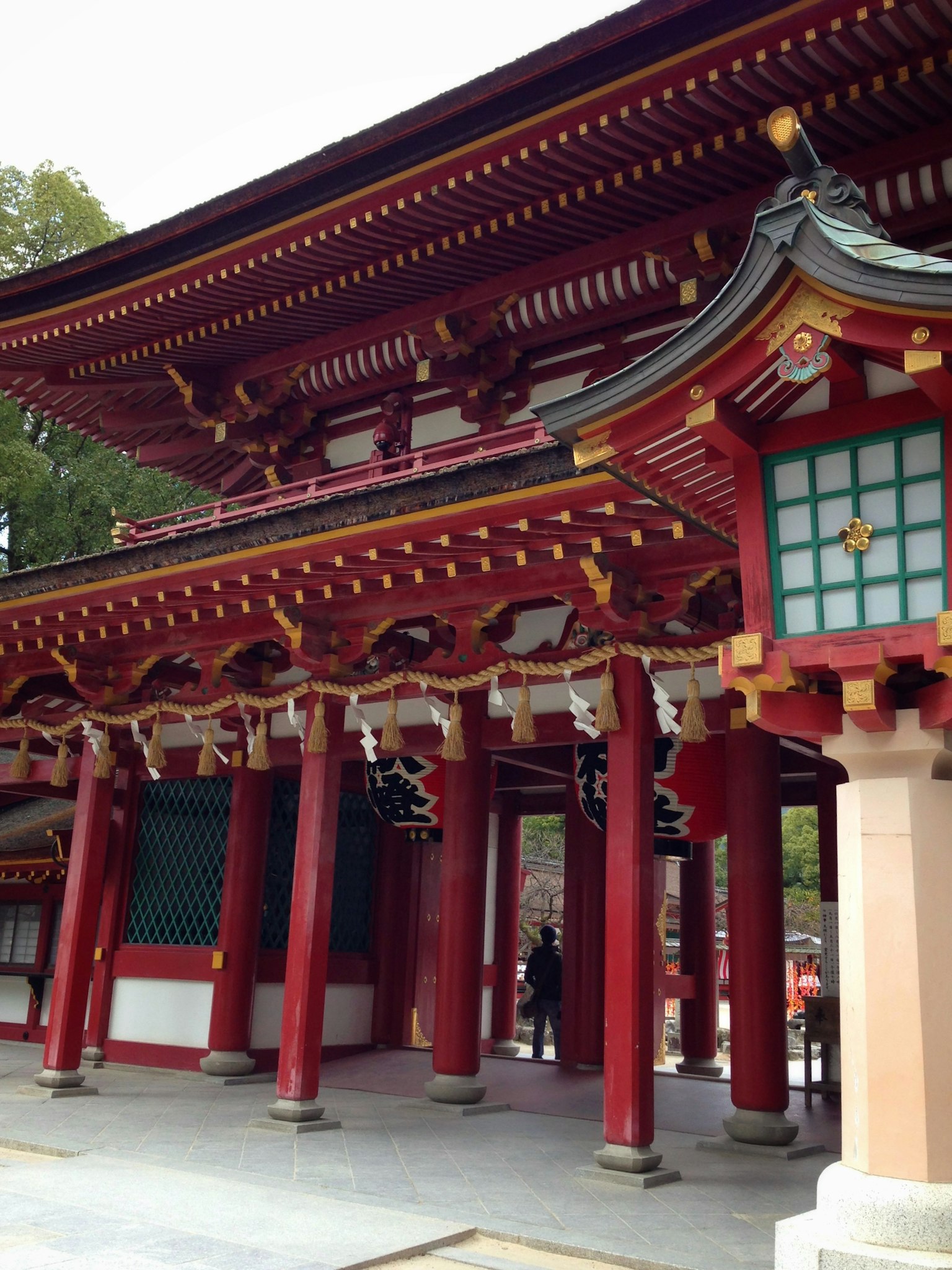 传统日本建筑，红色柱子和装饰性屋顶