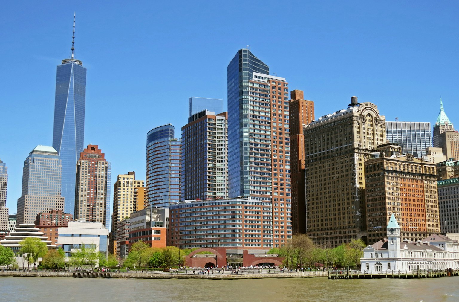 纽约市天际线全景，特色有一号世贸中心和现代摩天大楼