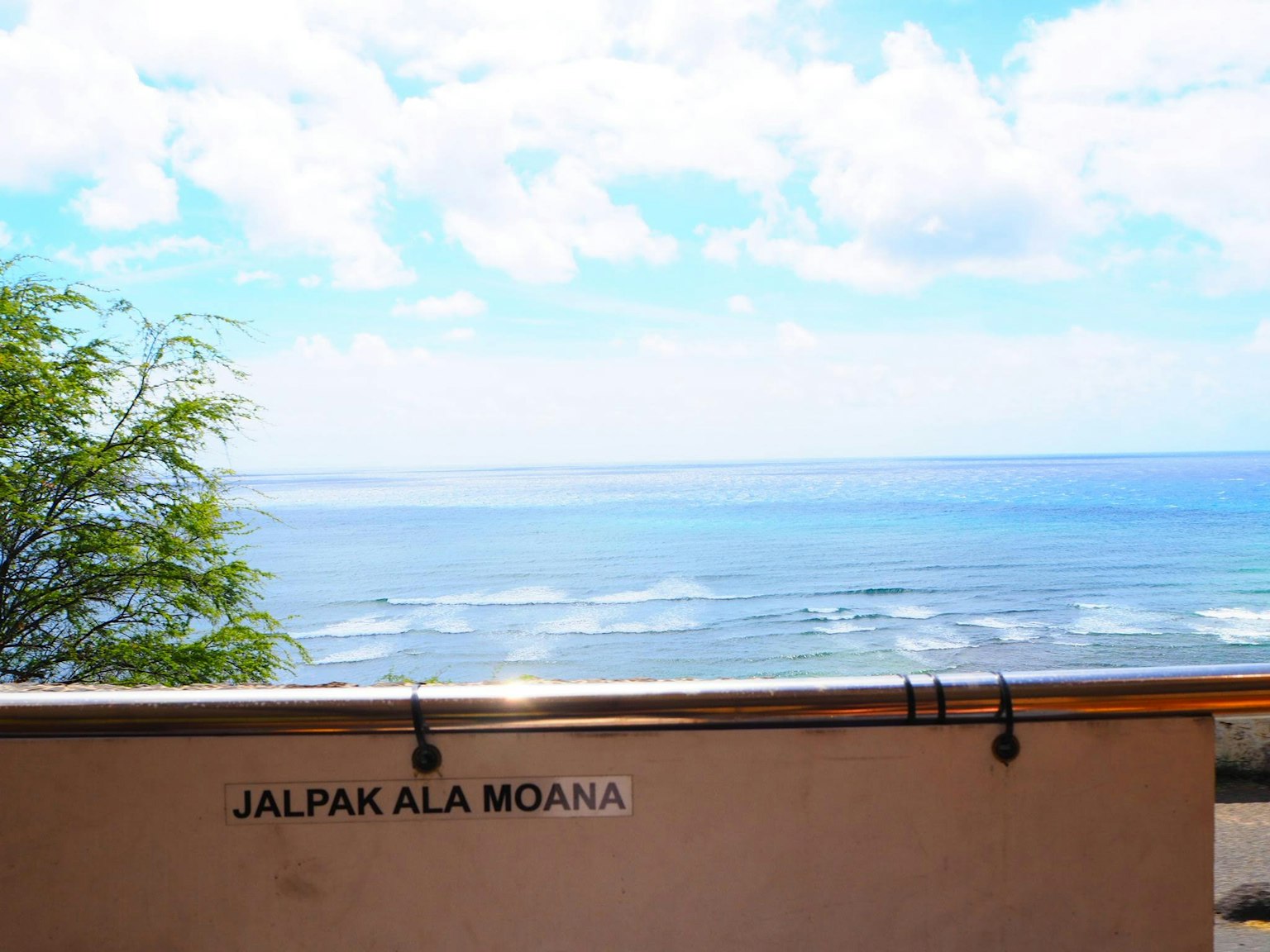 Schöner Blick auf den Ozean und den Himmel mit dem Schild JALPAK ALA MOANA sichtbar