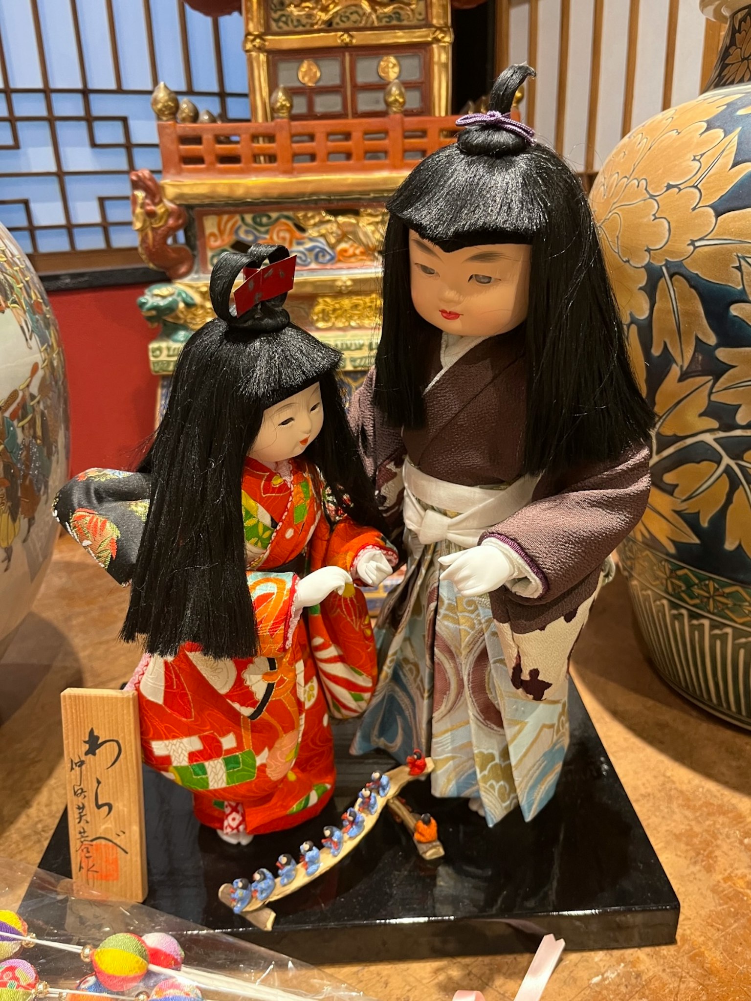 Dos muñecas japonesas tradicionales exhibidas juntas que parecen parte de una decoración de Hina Matsuri