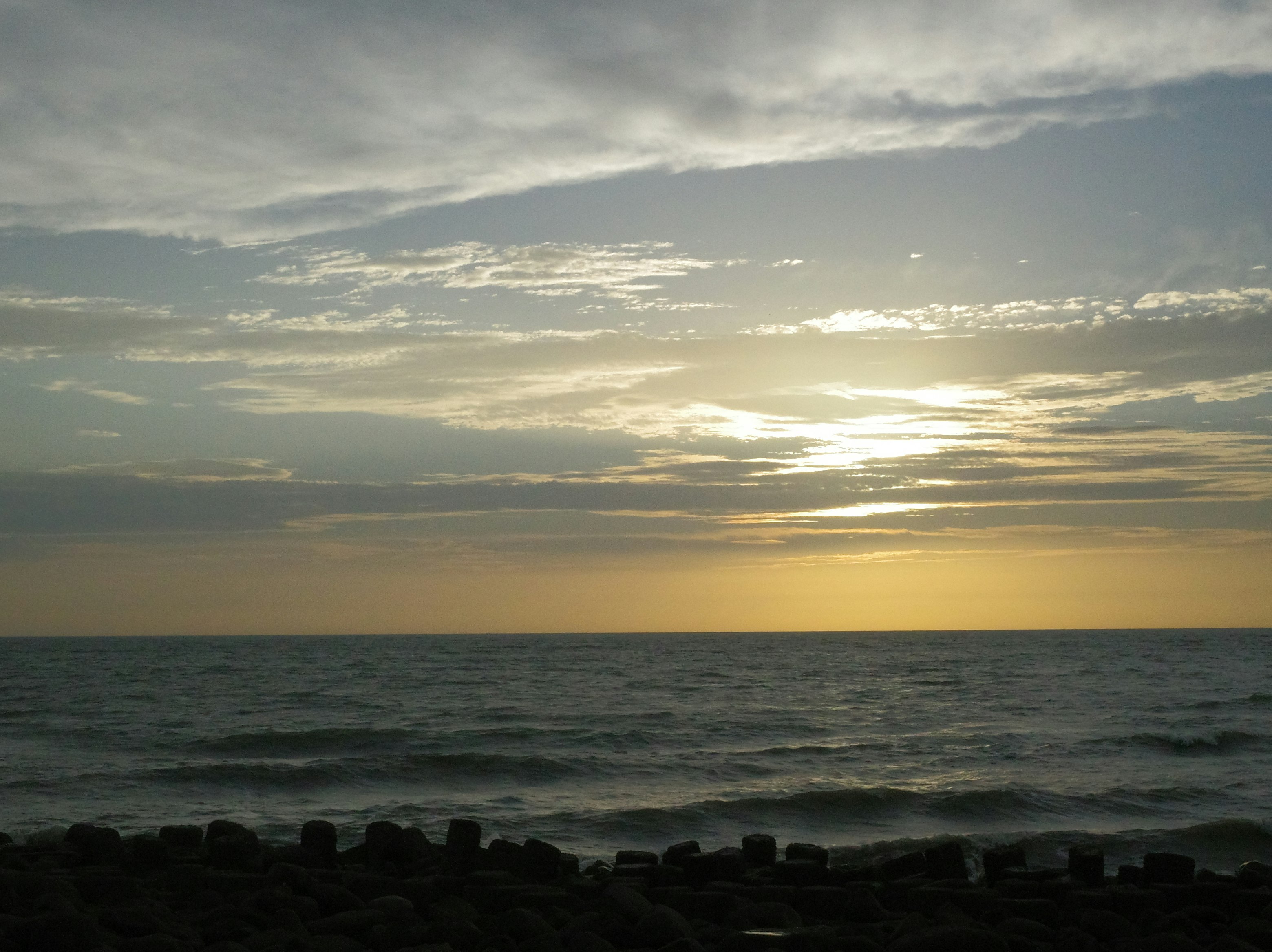 夕暮れの海と水平線の夕焼け空