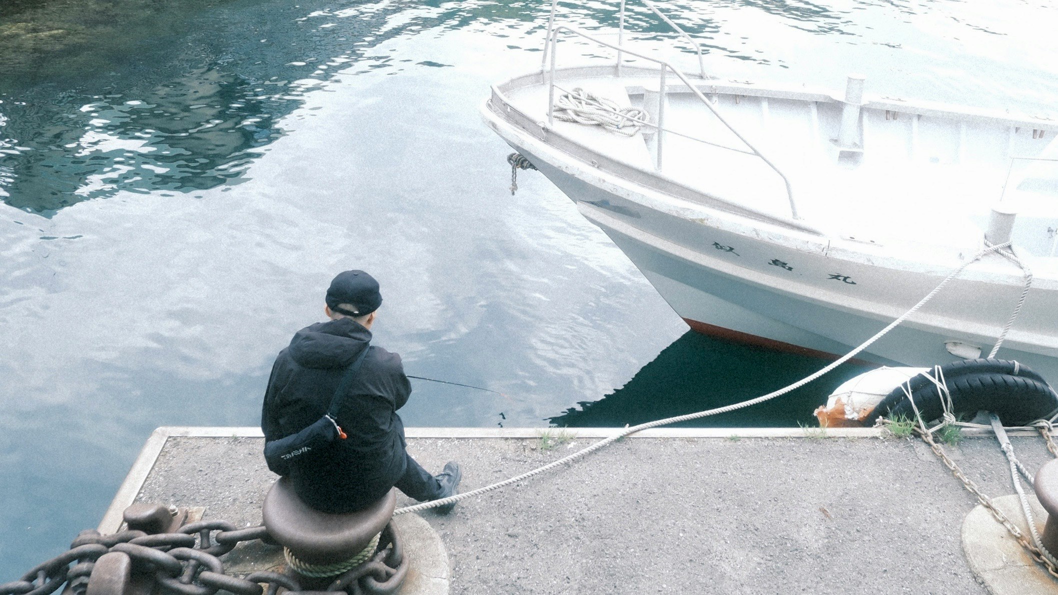 系泊船只与绳索的港口水面