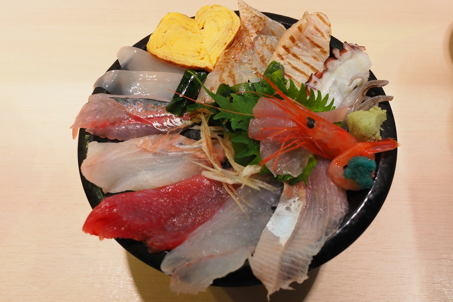 Gambar mangkuk seafood yang dihiasi sashimi segar