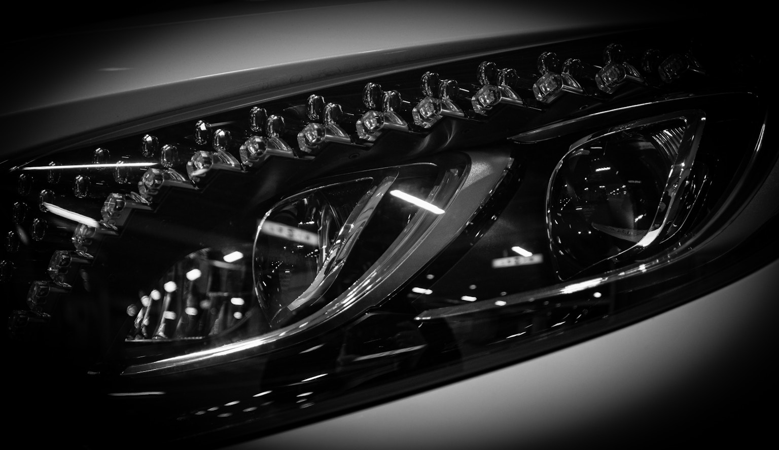 Primo piano di un faro di auto con un design elegante in nero e argento