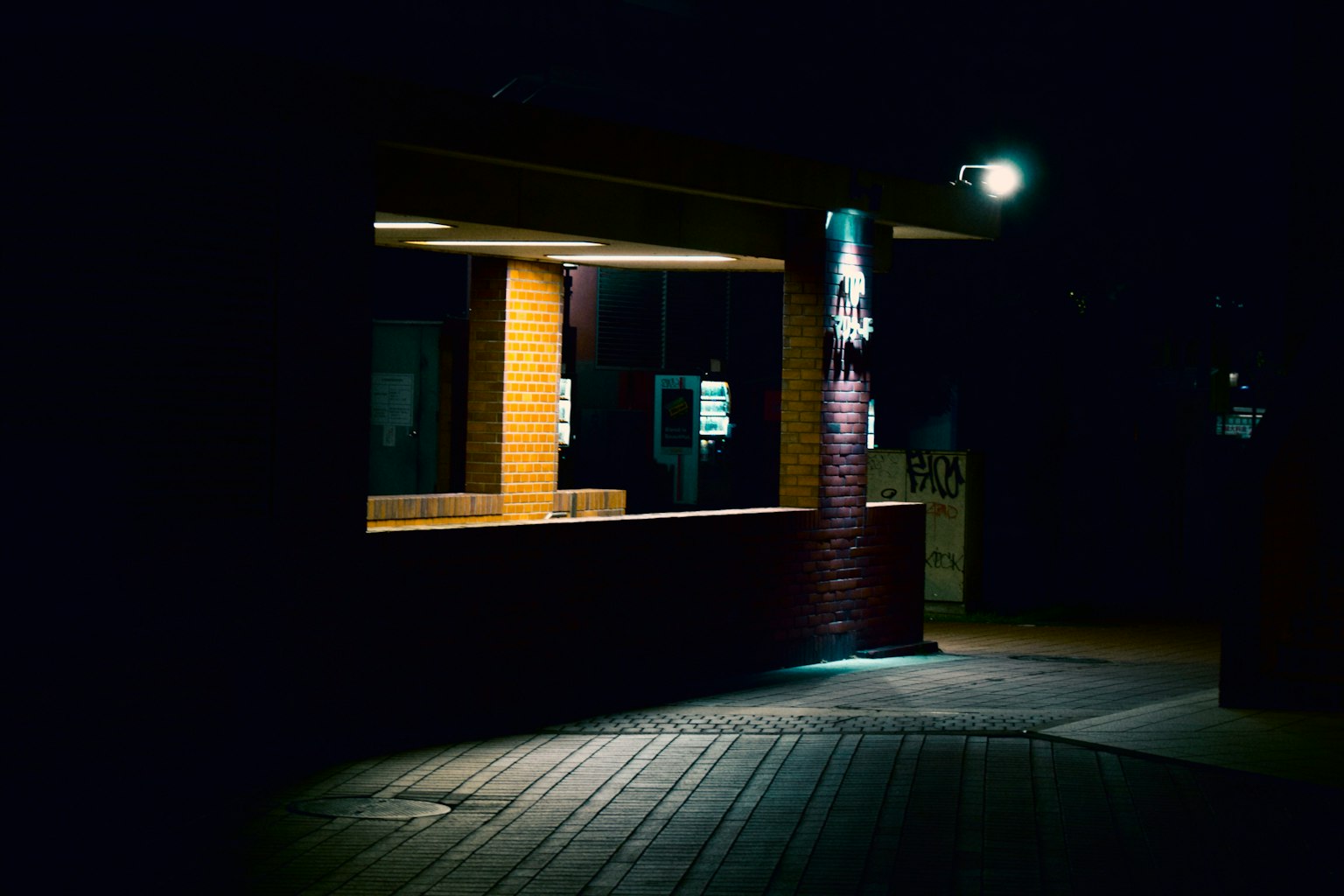 Sebuah meja kecil yang diterangi di malam hari dengan ruang gelap di sekitarnya