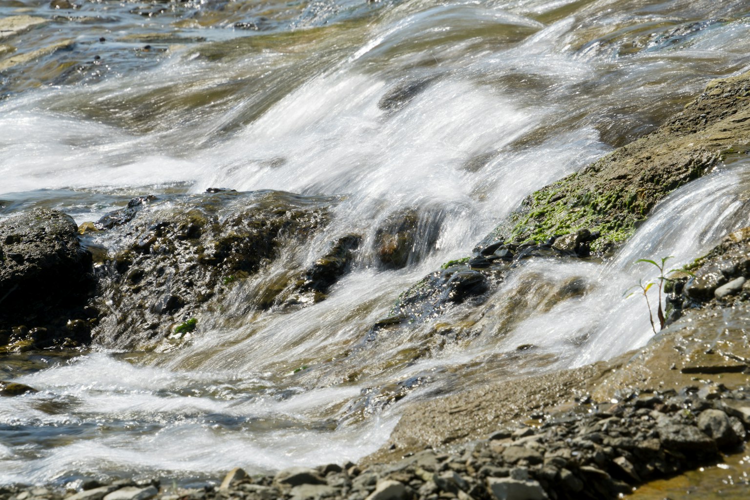 Schöne Landschaft mit Wasser, das über Felsen fließt