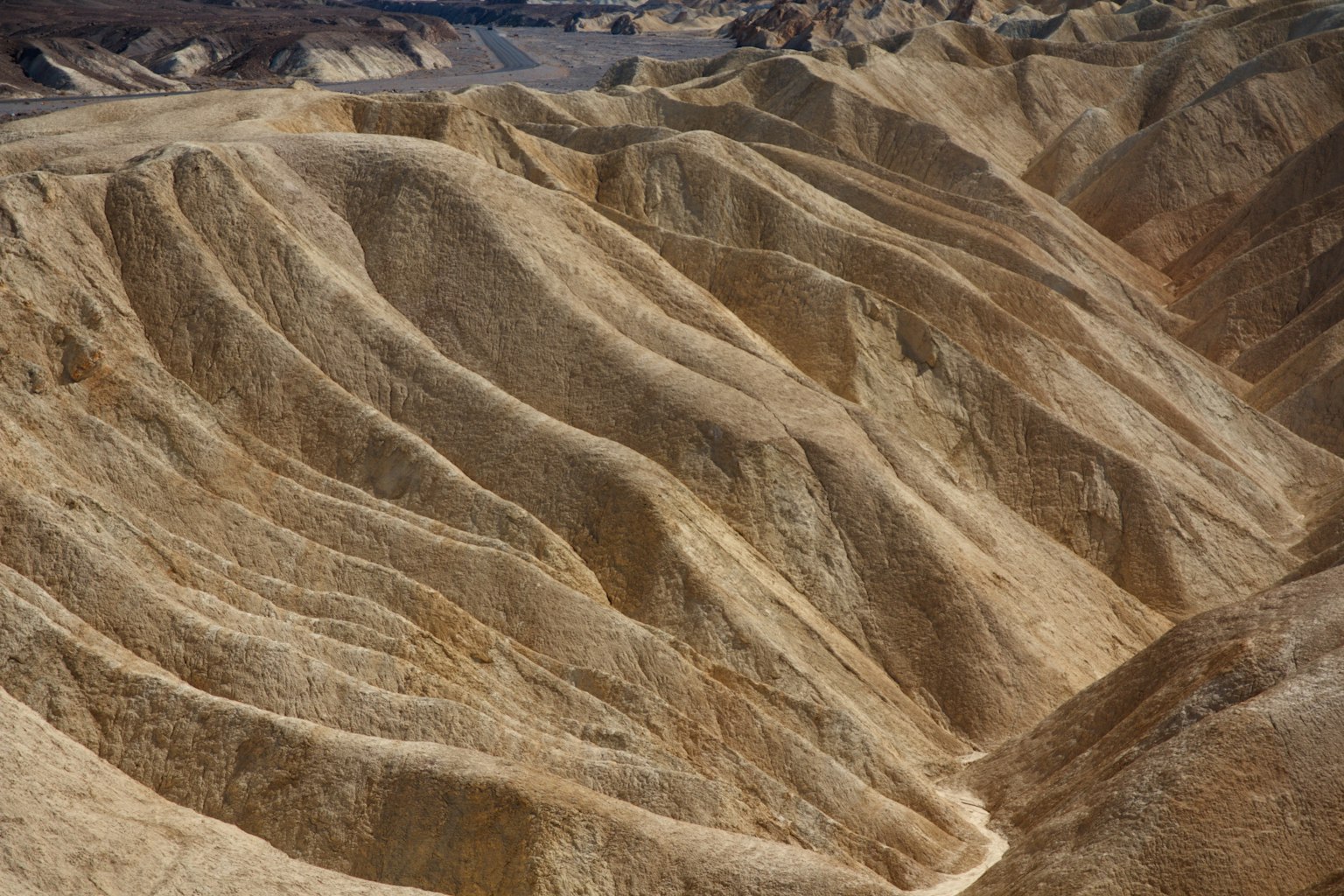 Paysage aride présentant des crêtes montagneuses ondulées