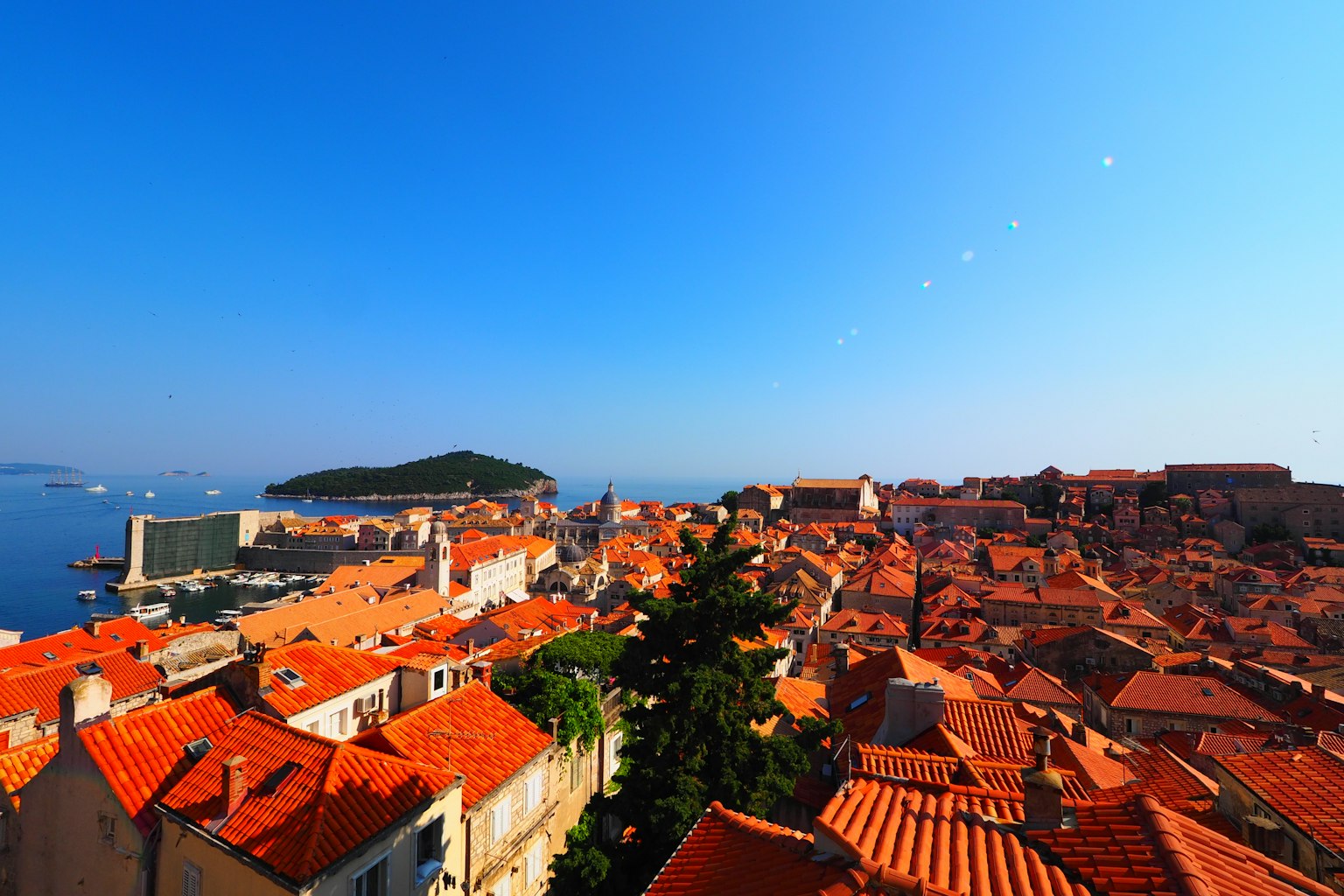 Vista panoramica di Dubrovnik con tetti arancioni sotto un cielo blu chiaro