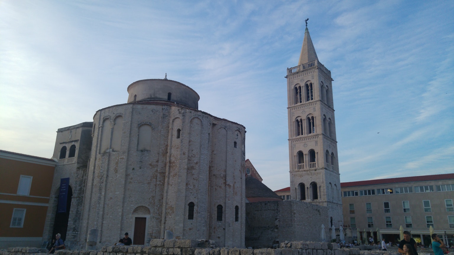 Chiesa storica e campanile contro un cielo blu