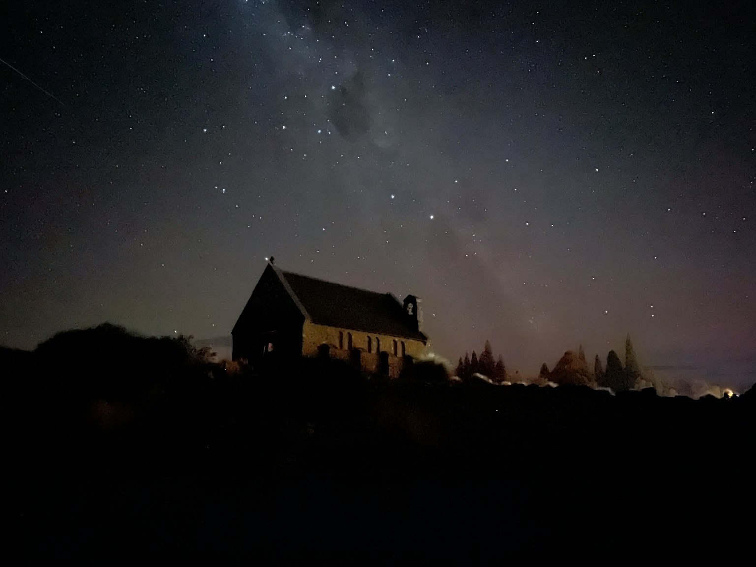 星空和银河下的小房子的轮廓