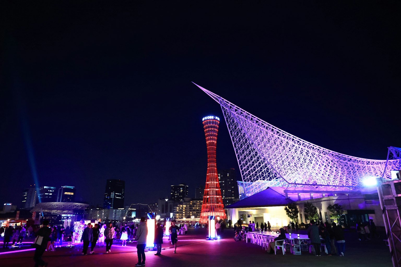 Vue nocturne de Kobe avec une architecture moderne et des lumières vives