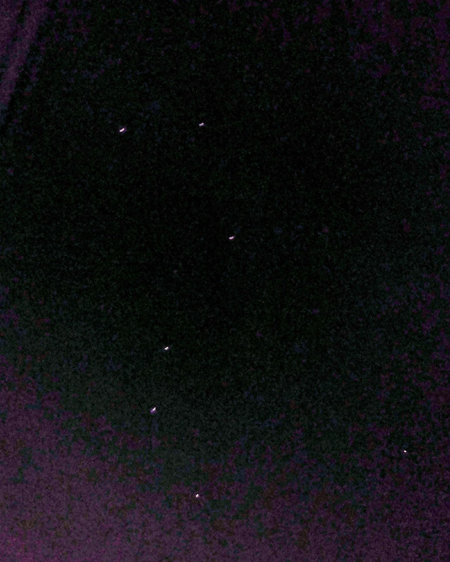 Immagine di stelle sparse su uno sfondo scuro