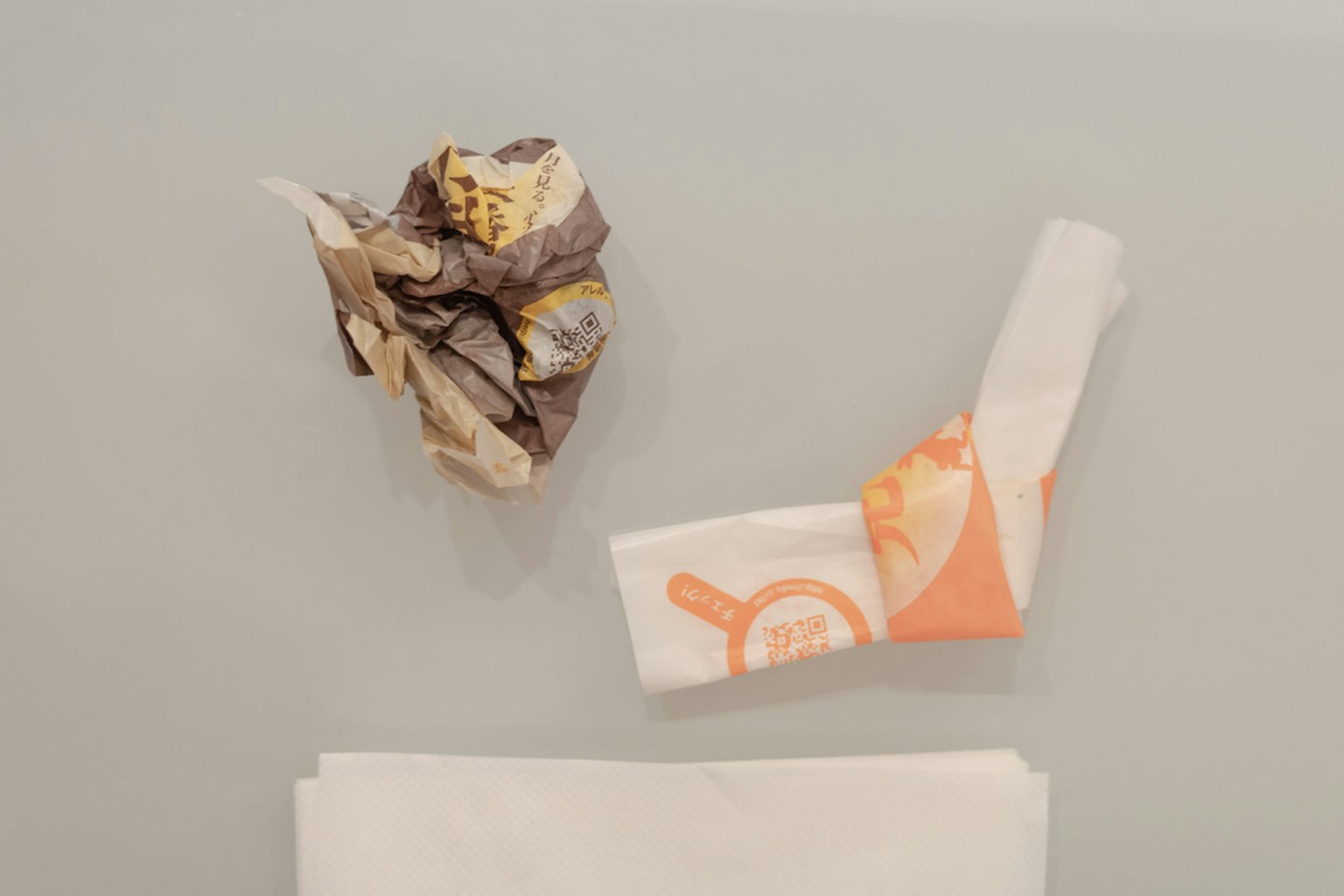 Papel de envoltura arrugado y envoltura de diseño naranja sobre fondo blanco