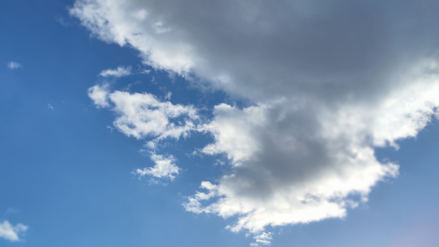 Panoramablick auf weiße Wolken, die in einem blauen Himmel schweben