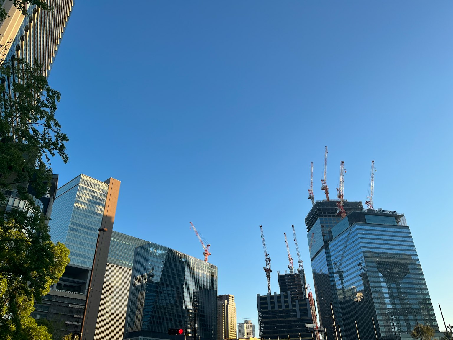 Stadtansicht mit Wolkenkratzern und Baustellen