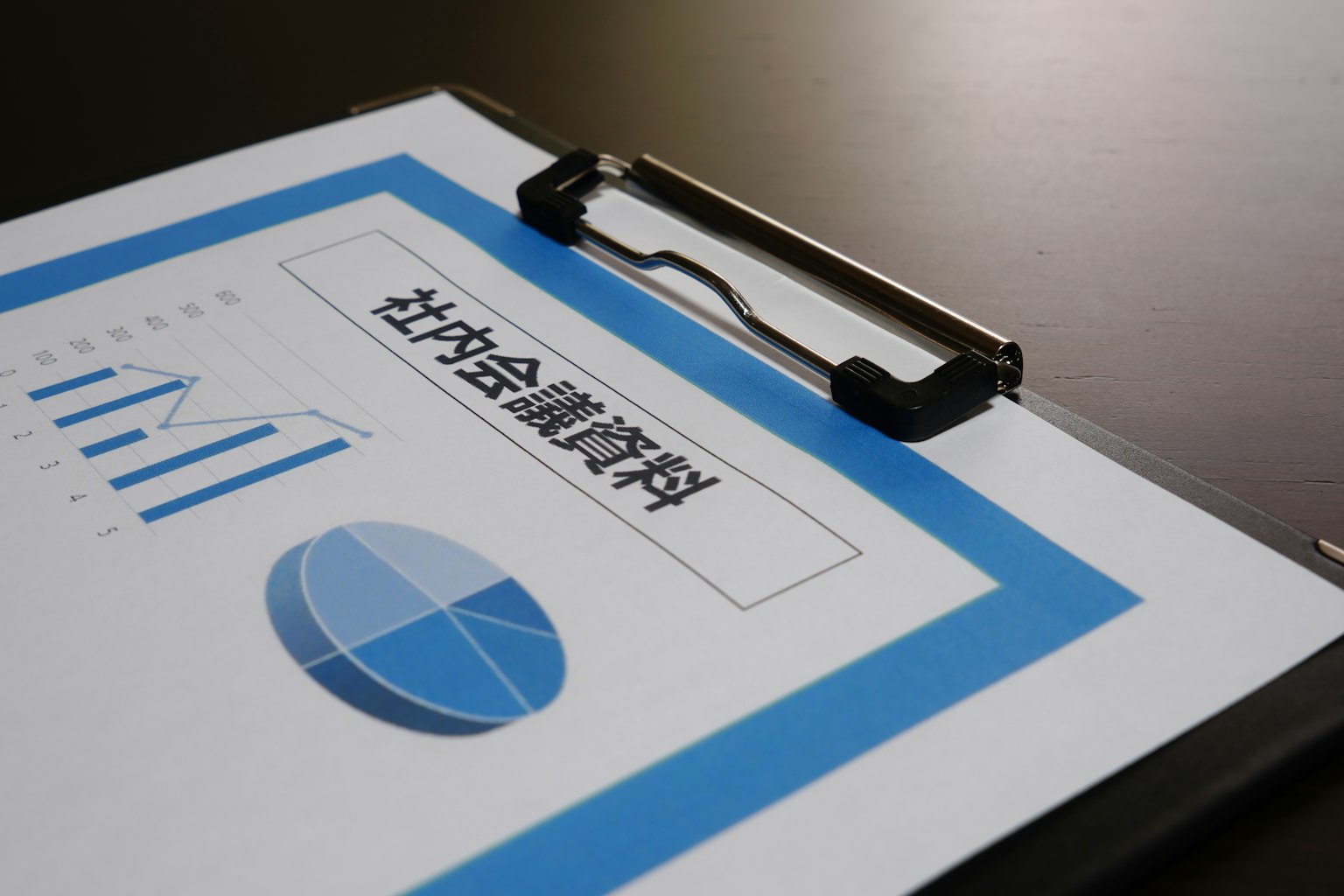 Page de couverture d'un document avec des graphiques et un diagramme circulaire avec une bordure bleue