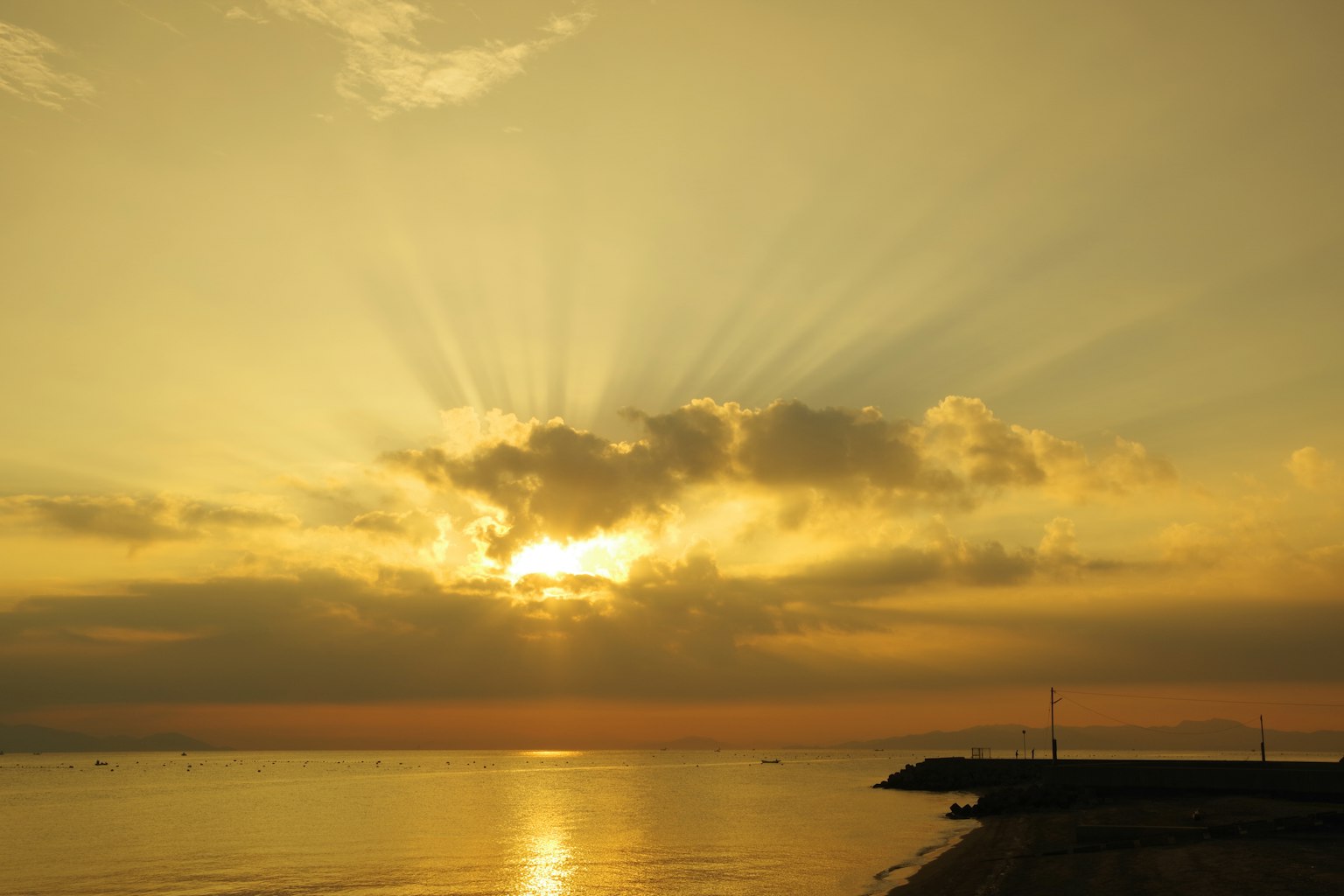 Bellissimo tramonto sull'oceano con raggi di sole