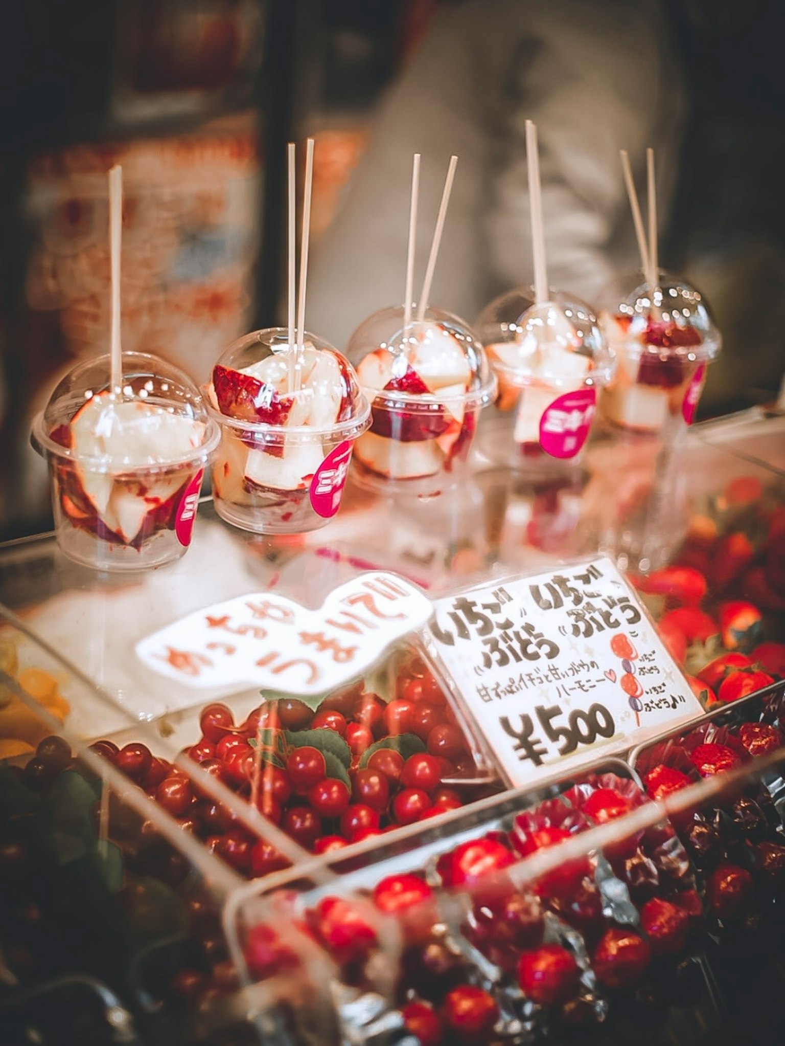 Bunte Obstparfaits an einem Marktstand präsentiert
