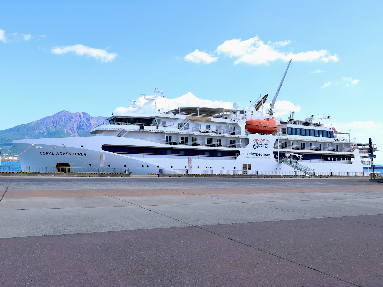 Un bateau de croisière blanc amarré sous un ciel bleu