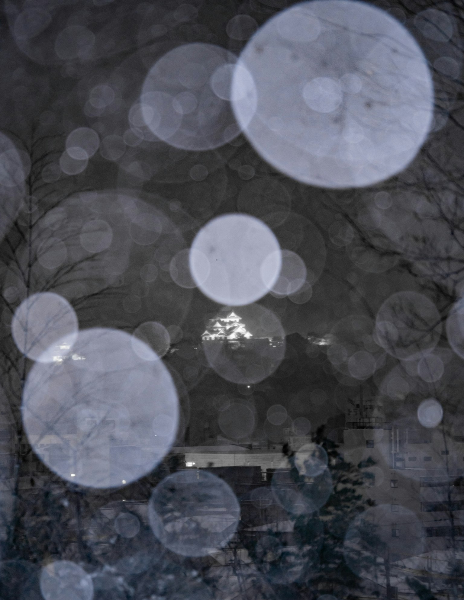 雪夜场景，大型半透明白色圆圈