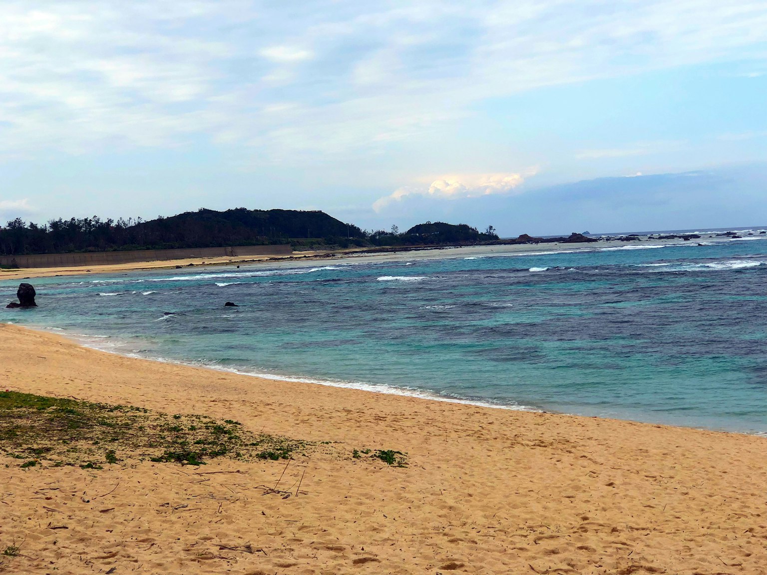 海滩的风景 蓝色海洋和温和的波浪
