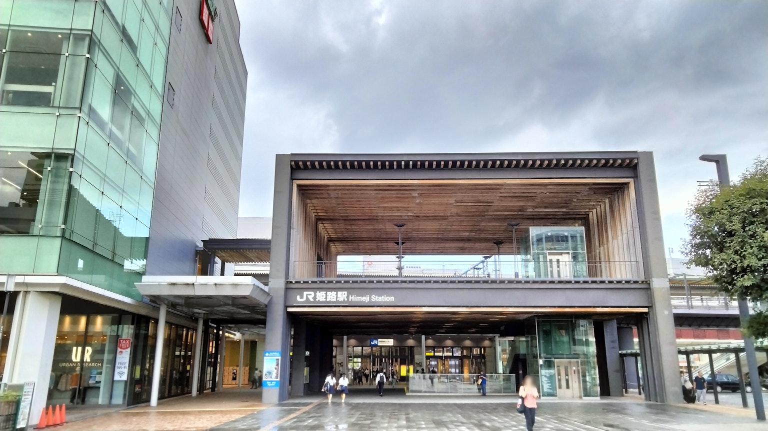Bangunan stasiun kereta modern dengan arsitektur sekitar