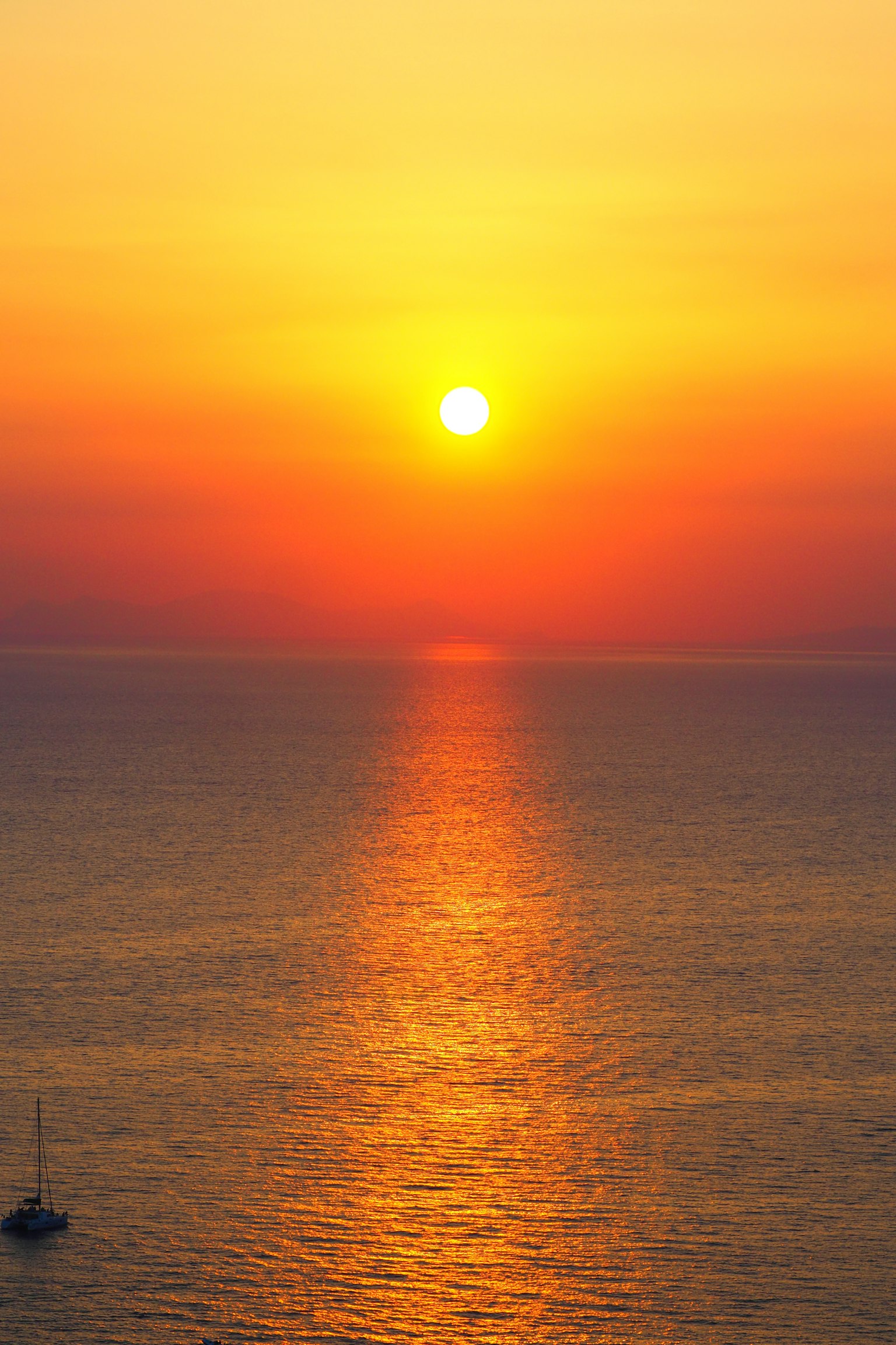 Hermoso atardecer sobre el océano con cielo naranja y reflejo en el agua