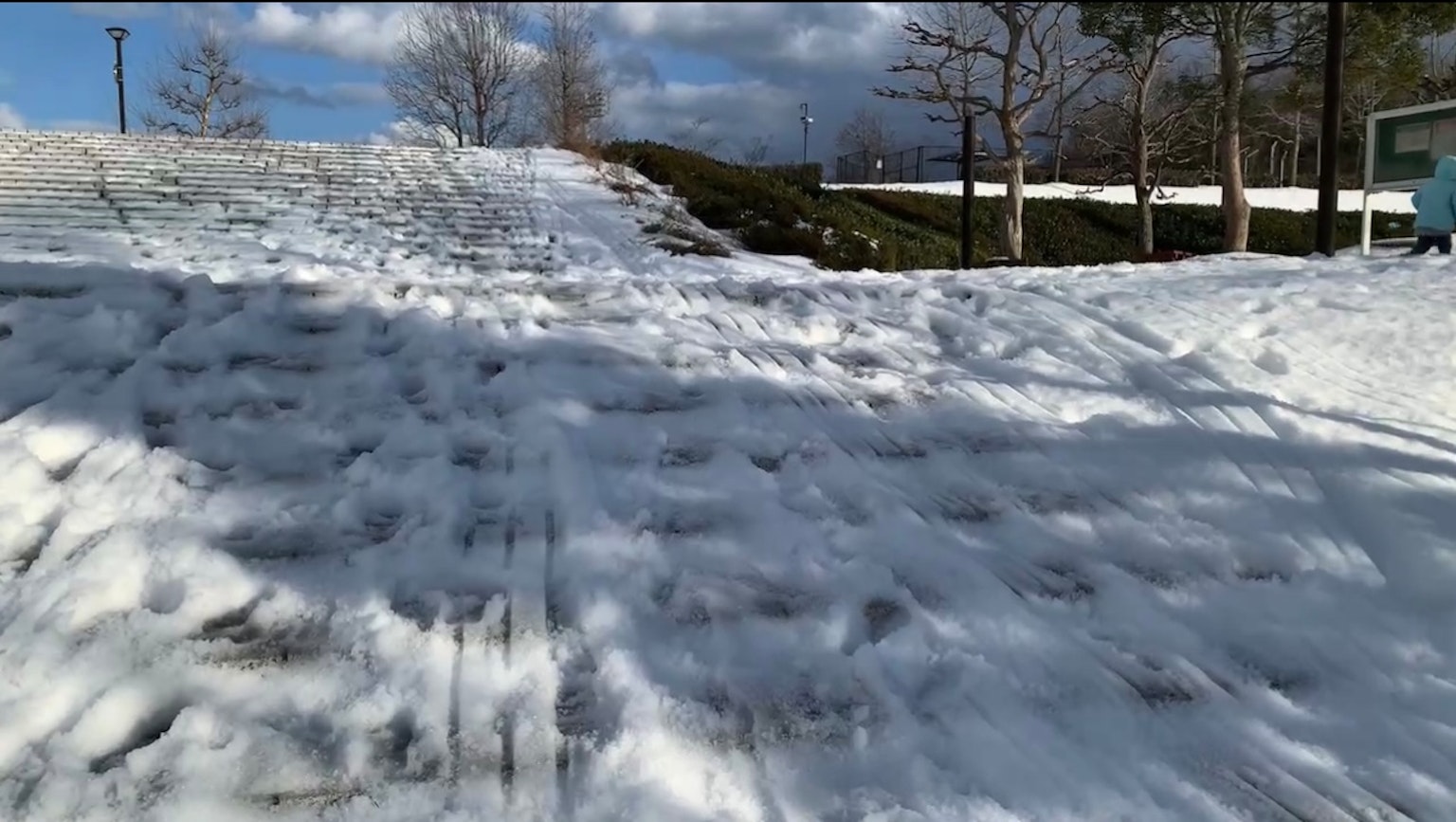 Pendio coperto di neve con cielo blu chiaro