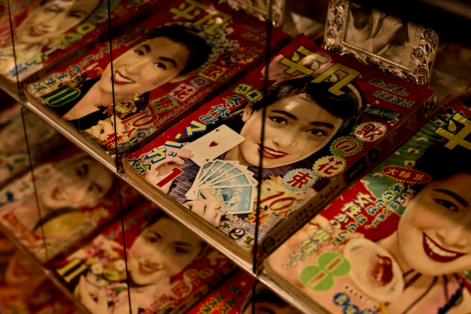 一排展示復古雜誌封面，封面上有微笑的女性