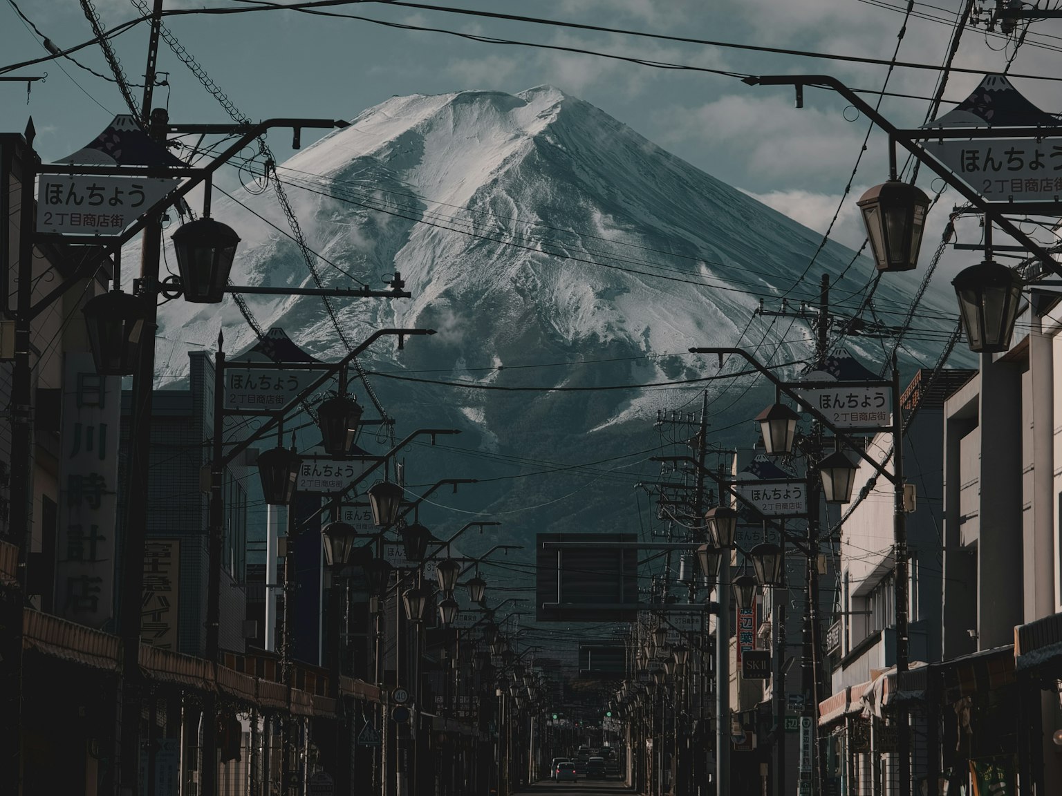 Rue calme avec le mont Fuji enneigé en arrière-plan