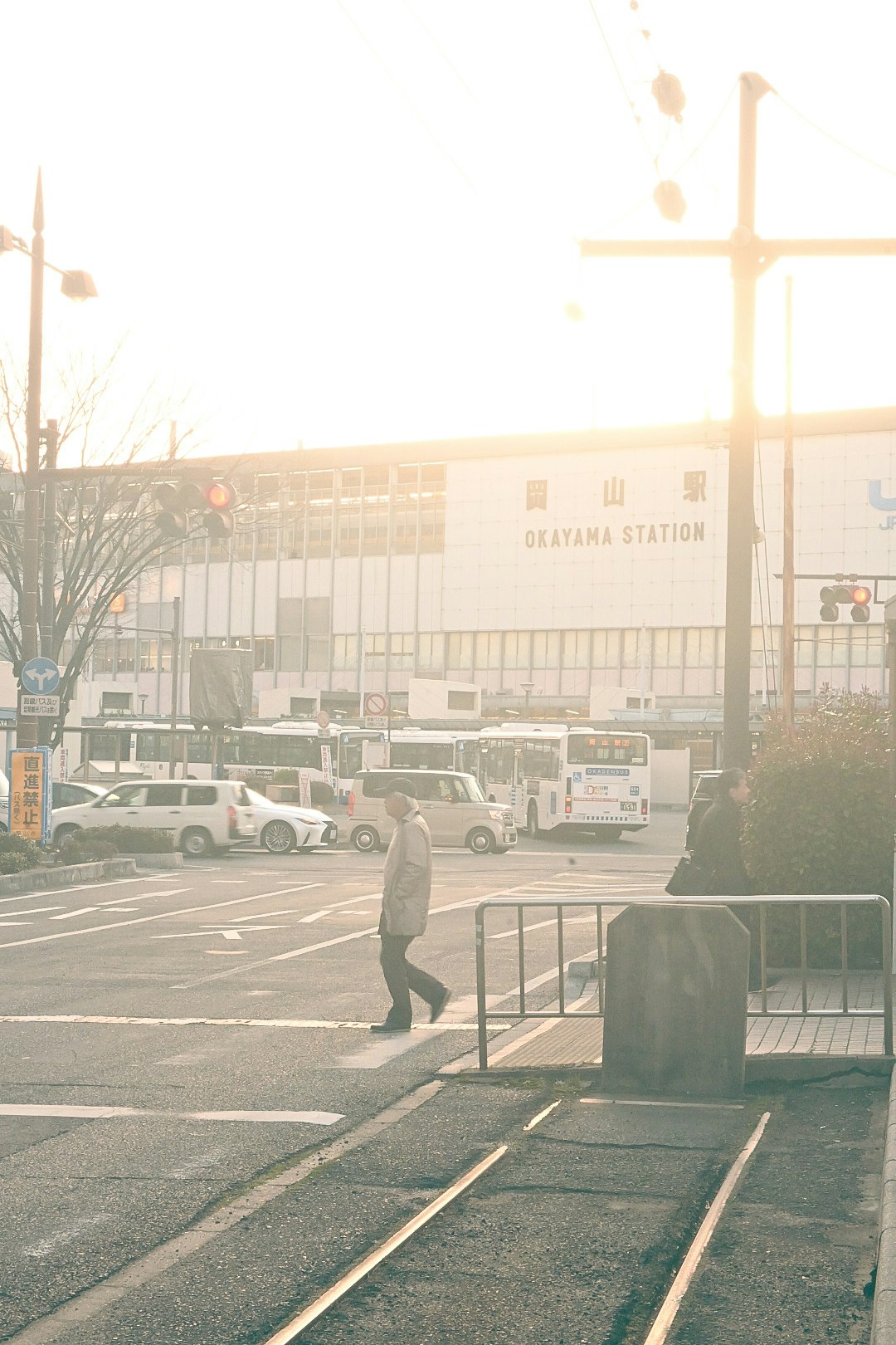 岡山站附近的路口，公車與汽車