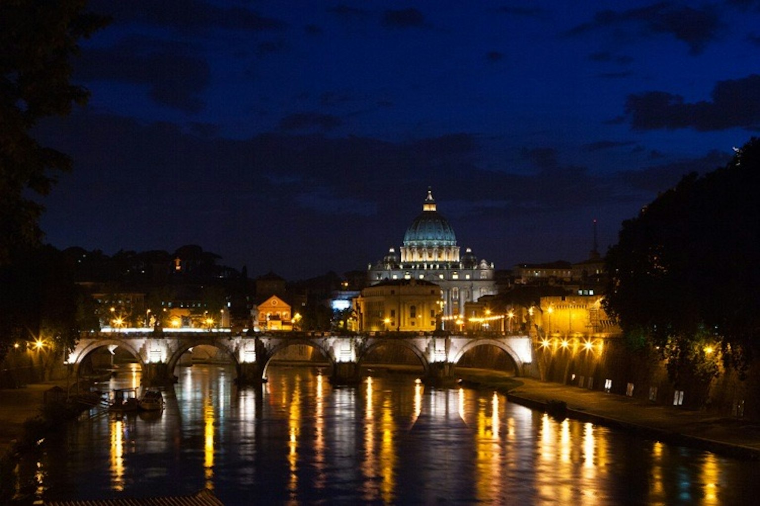 Basílica de San Pedro y el río Tíber de noche en Ciudad del Vaticano