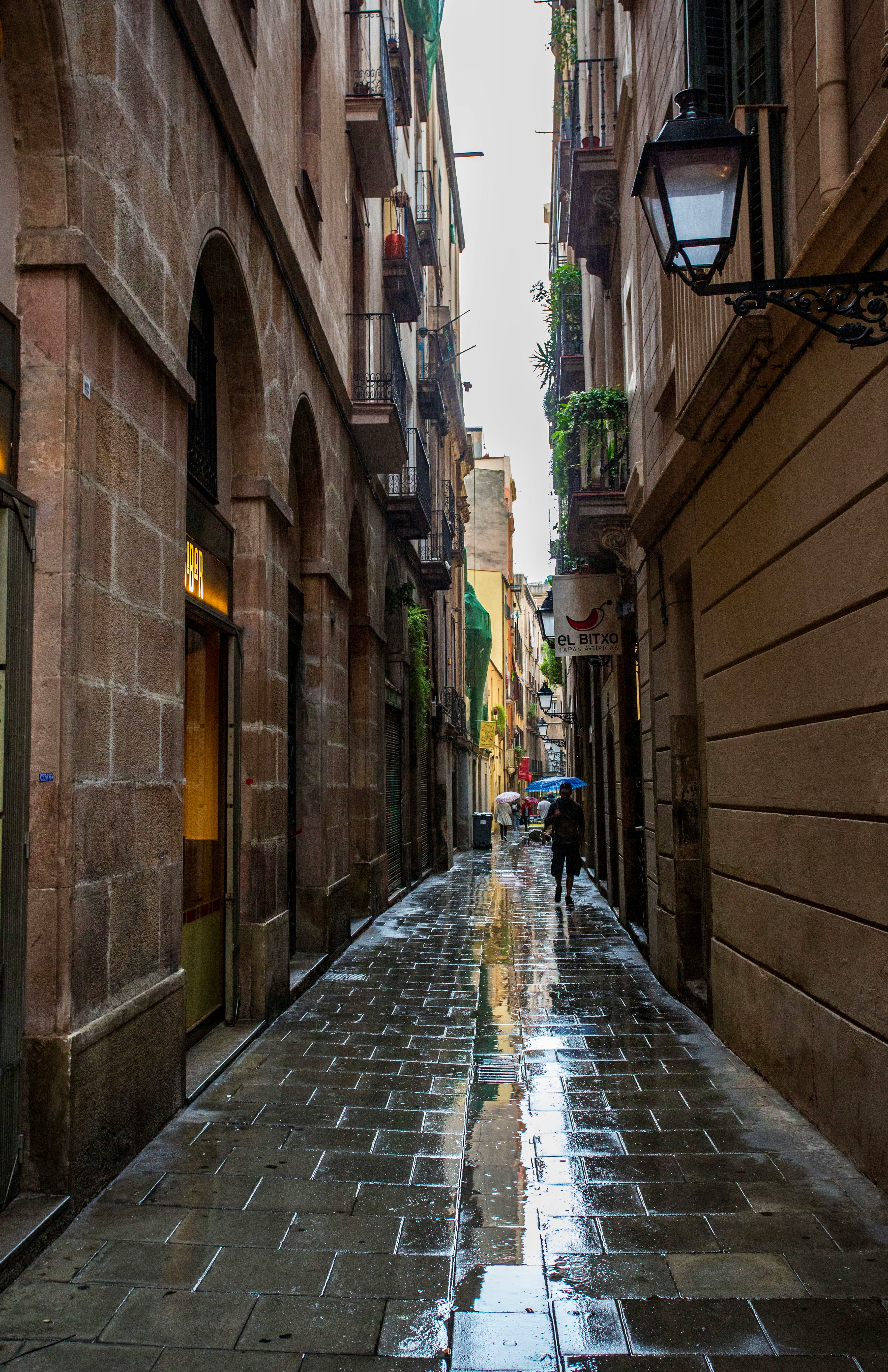 雨のバルセロナの石畳の路地